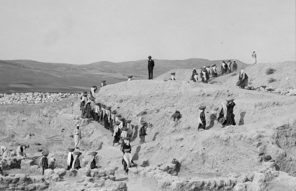Visualising Colonial Hierarchies in Images of Archaeology in Mandate&nbsp;Palestine